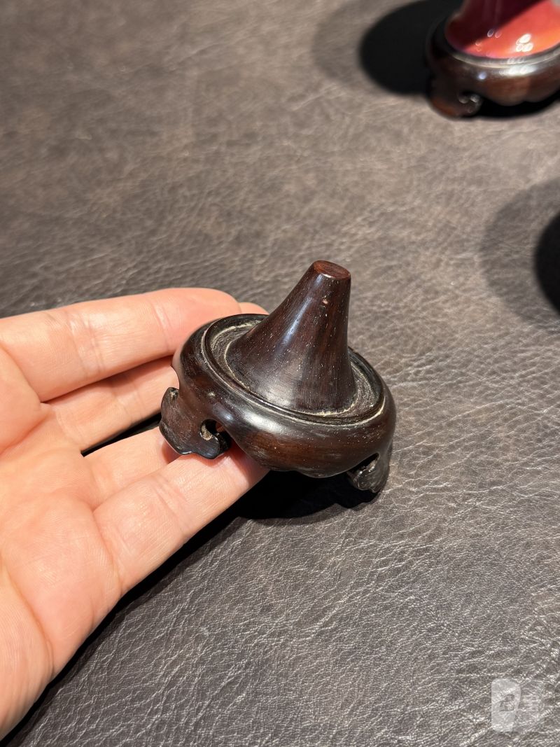 清雍正 胭脂釉高足杯一对（配木座） - 图4